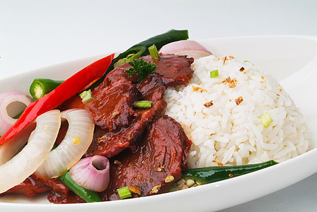 蔬菜和大米炒牛肉辣椒筷子食物盘子照片胡椒洋葱美食低脂肪烹饪图片