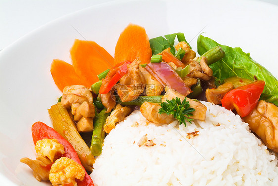 有大米和蔬菜背景的鸡肉萝卜蒸汽沙锅胡椒传统草本植物食物格子烹饪猪肉图片