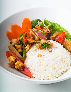 有大米和蔬菜背景的鸡肉格子猪肉土豆传统午餐盘子食物萝卜饮食用餐图片