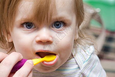 牙刷牙的幼儿图片