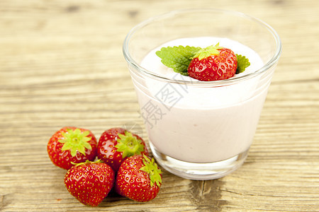 新鲜美味的草莓酸奶和餐桌上甜点营养浆果饮食节食饮料冰沙奶制品液体奶油玻璃图片