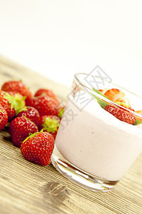 新鲜美味的草莓酸奶和餐桌上甜点冰沙酸奶玻璃健康果味饮食早餐奶油牛奶饮料图片