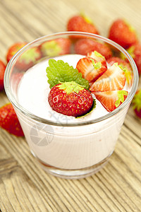 新鲜美味的草莓酸奶和餐桌上甜点营养节食果味早餐奶制品冰沙玻璃液体酸奶饮食背景图片