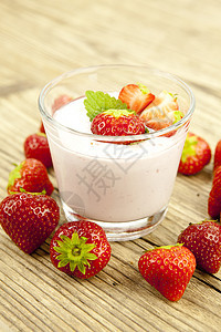 新鲜美味的草莓酸奶和餐桌上甜点冰沙酸奶玻璃奶制品产品早餐水果液体饮料营养图片