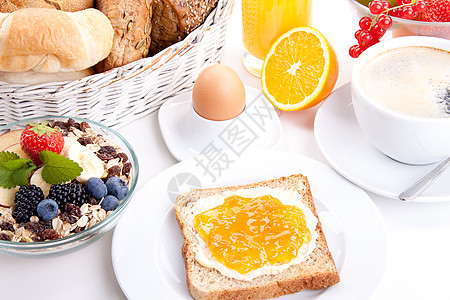 早餐桌加吐司和橘子马瓜 与世隔绝小麦咖啡盘子桌子水果黄油面包饮料食物木头图片