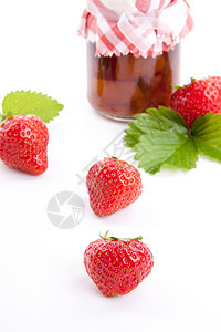 与新鲜水果隔绝的美味草莓果酱营养食物果味浆果甜点季节勺子美食维生素早餐图片