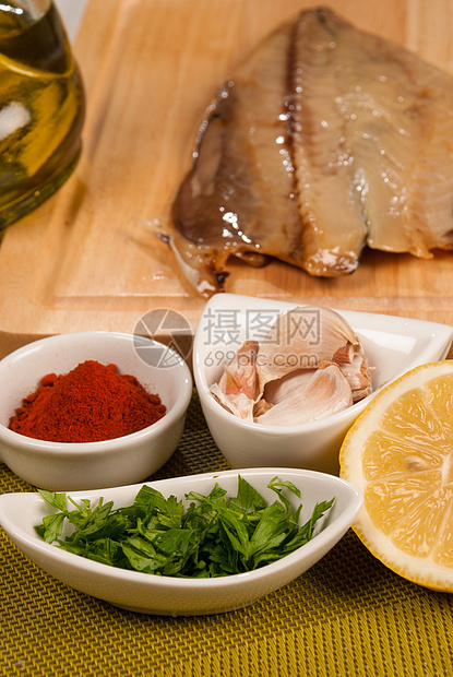 溶解成分香菜辣椒切菜板食物美食柠檬内脏盐渍鲭鱼图片