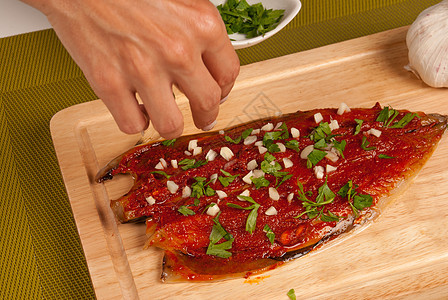 最后接触切菜板水平鲭鱼美食海鲜香菜盐渍食物烹饪内脏图片