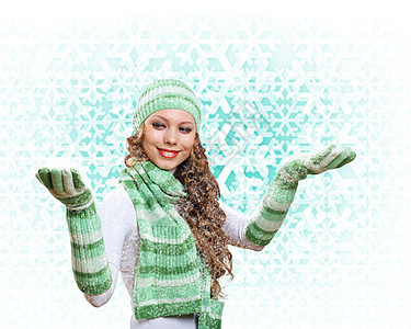 穿着温暖毛衣的年轻妇女快乐工作室套衫眼睛手套女性乐趣季节雪花幸福图片
