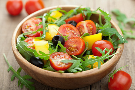 新鲜蔬菜沙拉叶子午餐火箭胡椒营养维生素美食盘子食物木头图片