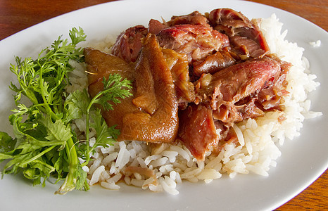 泰国用大米煮猪肉腿高甲茂晚餐餐厅午餐桌子食物美食木头厨房盘子肉汁图片