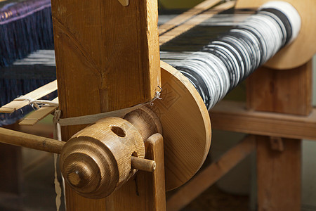 旧木制织机  侧面视图地毯框架编织艺术纺纱木头纤维细绳工厂机器图片