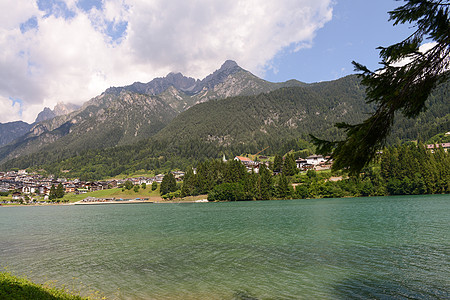 多洛米特山地景观和夏季季节山区风景小路教会蓝色天空远足村庄全景中音岩石图片