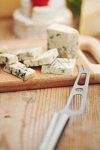 奶酪和奶酪刀早餐生活食品熟食气味香味食物盘子烹饪木头图片