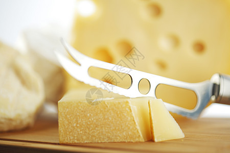 奶酪和奶酪刀产品熟食奶制品香味食物立方体木头美食小吃烹饪图片