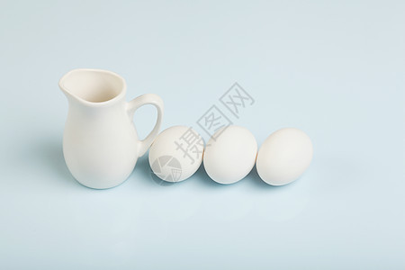 牛奶在玻璃罐子和鸡蛋里早餐养分投手酸奶食物杂货奶油产品瓶子液体图片