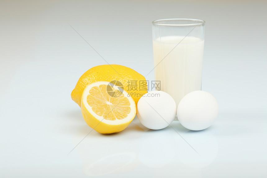 牛奶在玻璃罐子和鸡蛋里杯子营养养分杂货奶油蛋壳面包水壶酸奶农场图片