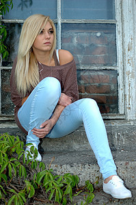 女孩坐在楼梯上的少女裤子青少年金发女郎牛仔裤衬衫中性女性窗户金发夹克图片