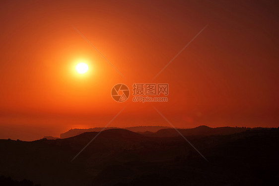 山中夏日风景与太阳阳光植物群光束农村气候草地天气旅行蓝色野生动物图片