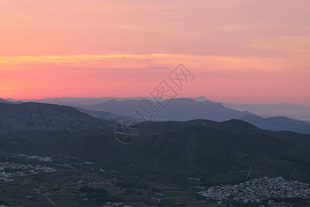 山中夏日风景与太阳生态旅行阳光日落天气环境草地农村天堂光束图片