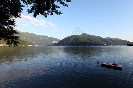 湖水湖景观天桥全景蓝色村庄城市假期旅行旅游反射布雷图片