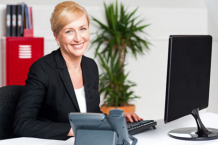 微笑公司女性在键盘上打字图片