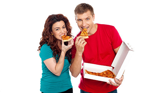 可爱的年轻小情侣 喜欢吃好吃的比萨饼男性成人女性女朋友饮食恋人夫妻关爱快乐香肠图片
