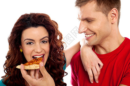 享受比萨饼的女孩 和她男朋友分享男人快乐关爱恋人女朋友男性女士夫妻食欲香肠图片