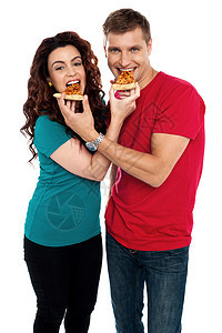 相爱情侣一起享受比萨饼男朋友香肠男性饮食成人男人关爱食欲恋人女士图片