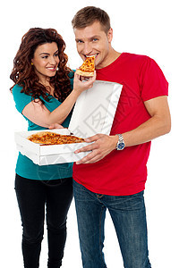 照顾女友让男朋友吃比萨饼的香肠关爱男性男人食欲女士女性快乐夫妻女朋友图片
