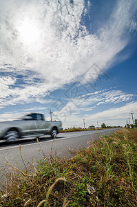 古城公路和机动车地平线场景国家自由蓝色太阳路线运输天空草地图片