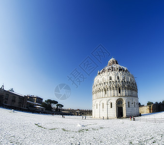 暴风雪过后在比萨的广场坎波圆顶雕像旅行地标建筑历史大理石柱子教会图片