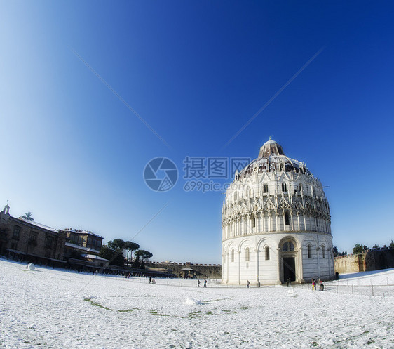 暴风雪过后在比萨的广场坎波圆顶雕像旅行地标建筑历史大理石柱子教会图片