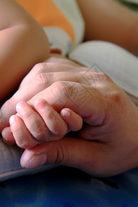 握手男性手指父亲帮助身体手臂女儿女性婴儿拇指图片