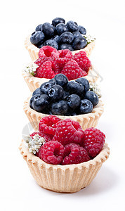 草莓 蓝莓和蓝莓 在松饼篮中图片
