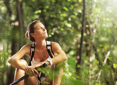 女越野女步行者女性训练健走生活方式休息运动员跑步人行道树木活动图片