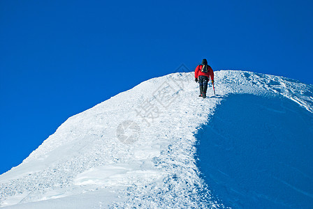 单身男性登山者登顶图片