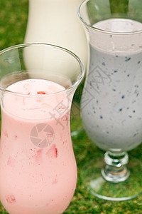 三种牛奶奶昔食物酸奶液体奶制品甜点香蕉蔗糖浆果热带玻璃图片
