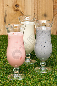 三种牛奶奶昔奶油活力食物玻璃热带浆果蔗糖饮料紫色奶制品图片