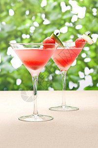 西瓜马丁尼酒精饮料柠檬反射液体酒吧庆典派对水果玻璃图片