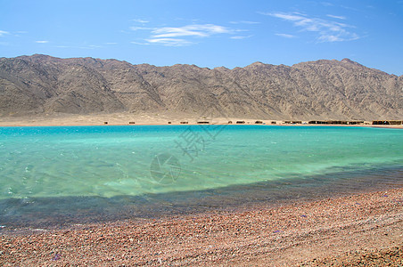 美丽的环礁湖小屋全景山脉海景热带棚户区孤独海岸线风景水池图片