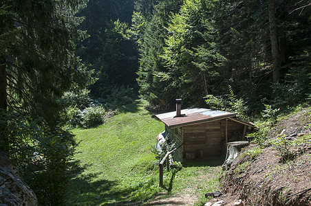 意大利Trentino南蒂罗尔地区小路木头天空小屋岩石森林庇护所蓝色绿色山脉图片