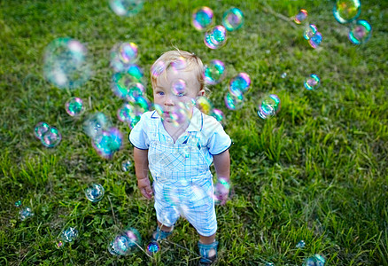 童年快乐游戏闲暇婴儿肥皂花园金发乐趣公园气泡草地图片