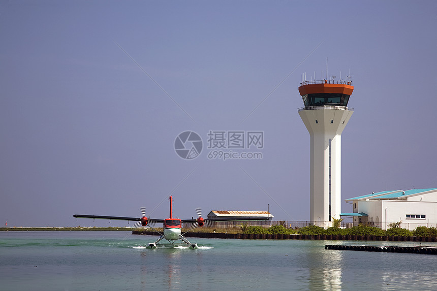 飞机和控制塔台天空运输发动机蓝色旅行空气水上飞机航空翅膀导航图片