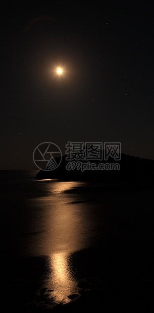 海岸的月光和天空中的星辰在夜幕下图片