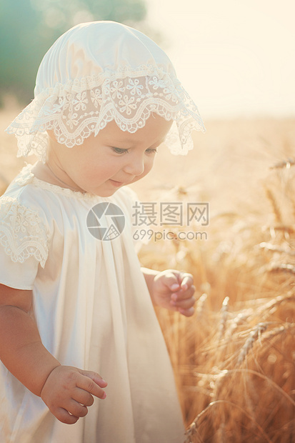 阳光小麦田的笑孩子女孩收成干草生长耳朵晴天谷物农村粮食农田图片
