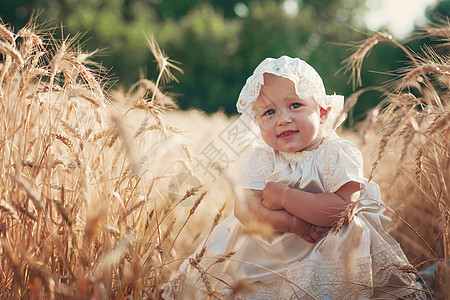 阳光小麦田的笑孩子环境生长干草女士农村婴儿童年收成小麦笑脸图片