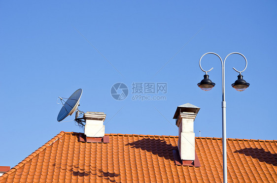 配有烟囱和灯具的城市屋顶瓷砖图片