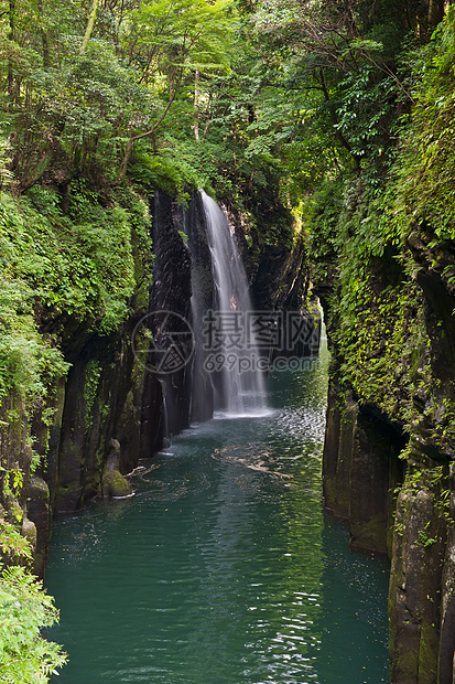 高原峡谷鸿沟瀑布溪流公园岩石山脉绿色蓝色森林天蓝色图片