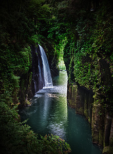 高原峡谷公园瀑布天蓝色绿色森林山脉蓝色岩石溪流鸿沟图片